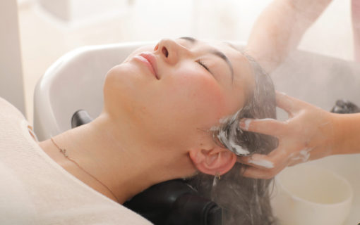 美容院リビングのヘッドスパ